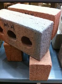 I mattoni comuni dell'argilla dei materiali da costruzione della costruzione sabbiano il fronte con 3 fori